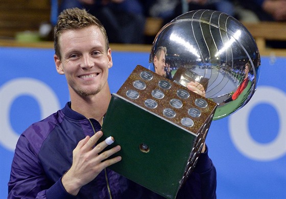 Tomá Berdych s trofejí pro vítze turnaje ve Stockholmu. eský tenista ve...