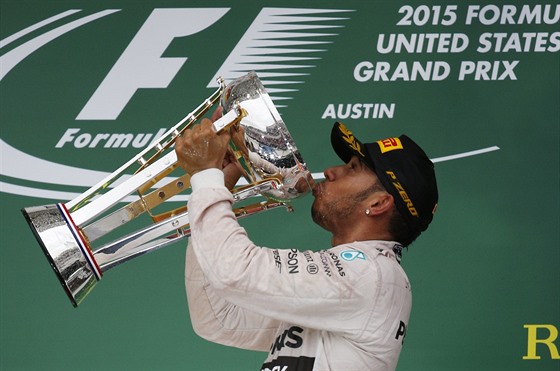 Lewis Hamilton pije ampaské z trofeje, po které celou sezonu bail. Po Velké...