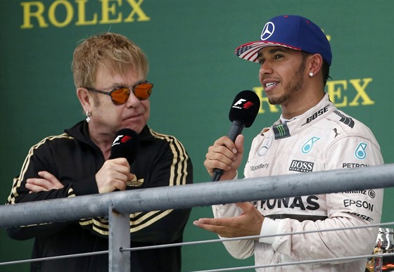 erstvého ampiona zpovídal i slavný zpvák Elton John (vlevo). Lewis Hamilton...