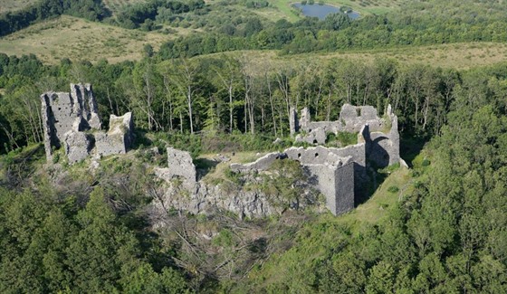 Monumentální hrad umburk nad Klátercem nad Ohí je popisován jako pustý od...