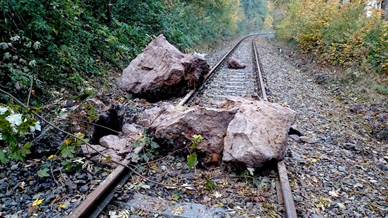 Na Kozí dráhu z Děčína do Telnice spadlo několik tun kamení z přilehlého svahu...