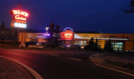 Palace Casino hned u hraničního přechodu do Německa leží v lokalitě Svatý Kříž.