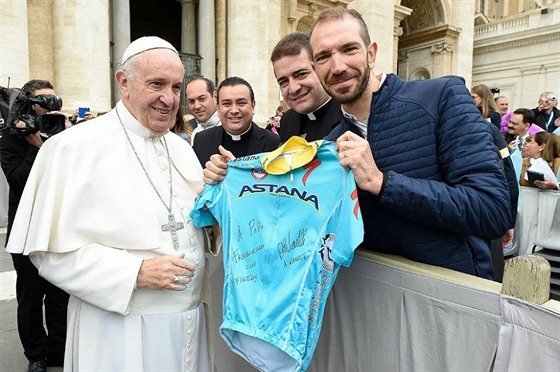 Italský cyklista Alessandro Vanotti pedává dres papei Frantikovi. Na své...