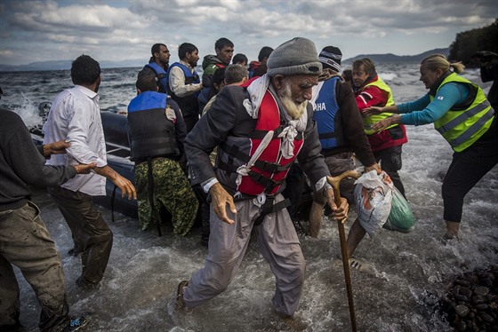 Uprchlíci po vylodní na eckém ostrov Lesbos (26. íjna 2015)