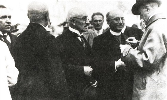 Historický snímek z ervna 1928 zachycuje setkání Otokara Beziny a Jakuba...