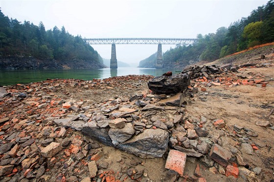 Železniční most nad vypuštěnou Orlickou přehradou (říjen 2015)