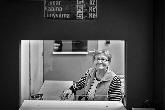 Zdenka Molnárová pracuje jako toaletářka ve vestibulu pražského metra Letňany.
