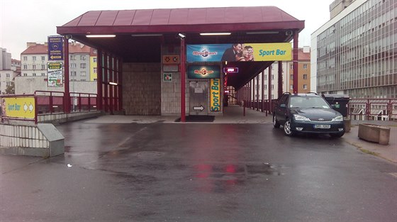 Automobil parkující u výstupu z metra eskomoravská.