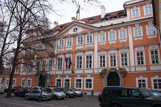 Buquoyský palác, sídlo francouzského velvyslanectví na Velkoperovském námstí.