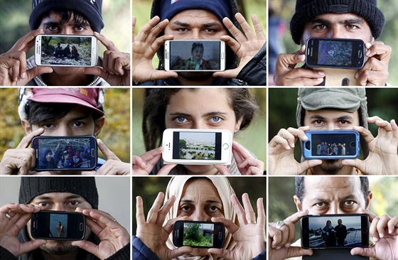 Uprchlíci ze slovinského hraniního msta entilj ukazují fotografie, které si...