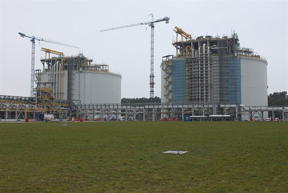 Tady se bude skladovat zkapaln�ný plyn, kapacita ka�dého ze zásobník� je 160...