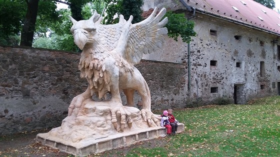 Jedinou na první pohled viditelnou novinkou na pohledském zámku je socha Gryfa...