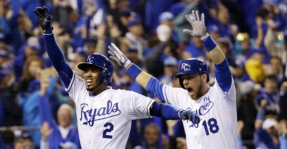 Alcides Escobar a Ben Zobrist z Kansas City Royals jásají v prvním utkání...