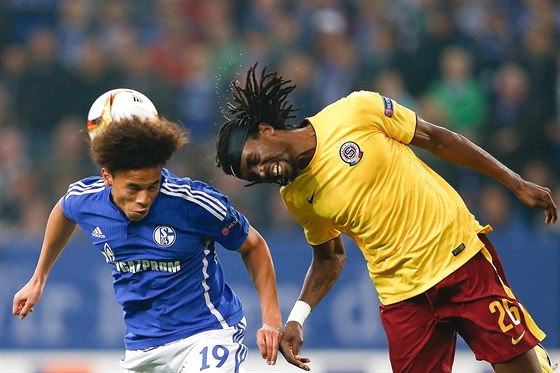 Sparanský obránce Costa (vpravo) a Leroy Sane ze Schalke bojují o mí v...