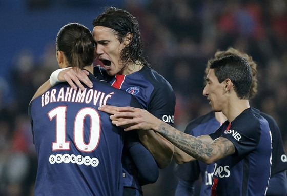 Fotbalisté Paris St. Germain se radují z gólu.