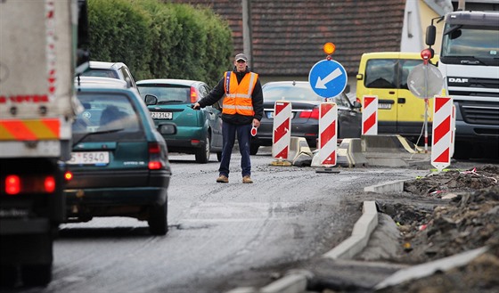 Oprava hlavní silnice v Horní Lukavici na Plzeňsku komplikuje dopravu. Tvoří se...
