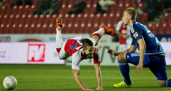 Radek Voltr ze Slavie padá ped Uroem Radakoviem z Olomouce.