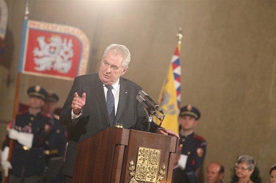 Prezident Milo Zeman bhem slavnostní ceremonie ocenil 35 osobností (28. íjna...