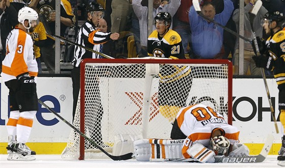 Michal Neuvirth pustil do branky Philadelphie stelu bostonského Patrice...