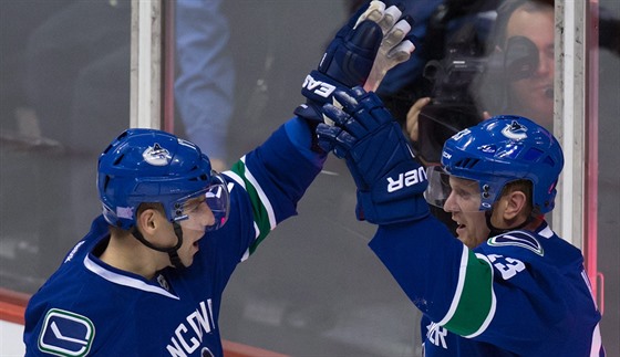 Radim Vrbata (vlevo) a Henrik Sedin slaví gól Vancouveru.