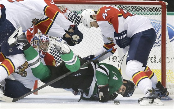 Jamie Benn (v zeleném) z Dallasu se po nemilém setkání s floridskými obránci...