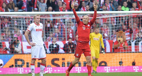Arjen Robben (v erveném) z Bayernu Mnichov slaví trefu do sít Kolína nad...