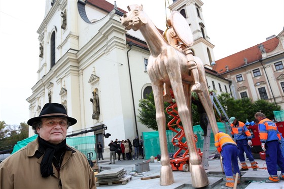 Nepomrn dlouhé nohy kon zvolil socha Jaroslav Róna proto, aby se socha...