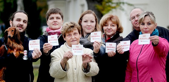 Odprci stavby kasina v obci vyrobili ped referendem samolepky NE KASINU.