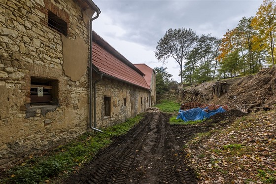 Nestabiln svah vpravo se sesunul a k budov. Vrstva zeminy zasypala...