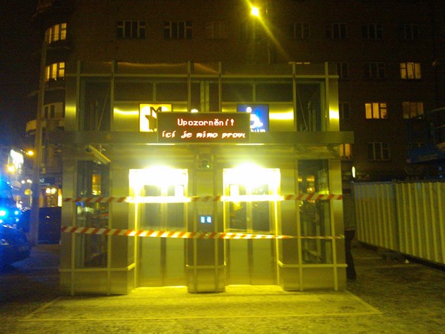 Nedávno otevený výtah ve stanici metra Andl je mimo provoz. Zhruba na pl...