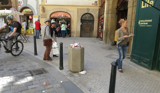 Melantrichova ulice před instalací „chytrého“ odpadkového koše se solárně...