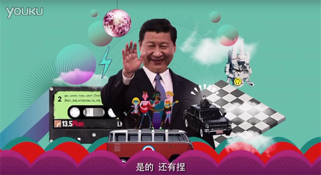 Čínský prezident Si Ťin-pching mává divákům videoklipu o 13. pětiletce