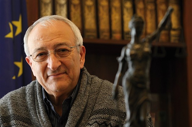 Z kon�ících senátor� vyd�lal nejvíce léka� Hassan Mezian z �SSD