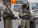 Izraelské armádní jednotky hlídají nedaleko pechodu Dalama na Západním behu....