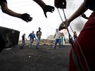 Palestinci protestují v rukách s molotovovým koktejlem u pechodu Bejt El. (23....