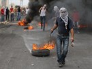 Palestinci protestují u pechodu Bejt El na západním behu. (23. íjna 2015)