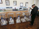 Ukrajinci volí své zastupitele v komunálních volbách. (25. íjna 2015)