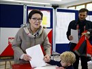 Polská premiérka Ewa Kopaczová z Obanské platformy (PO) dává svj hlas v...
