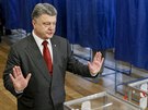 Ukrajina volí v komunálních volbách. Volil i prezident Petro Poroenko. (25....