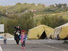 Uprchlíci v slovinském provizorním táboe v Lendav (21. íjna 2015)