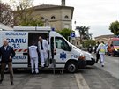 Pi nehod autobusu u francouzské obce Puisseguin zahynulo nejmén 42 lidí (23....