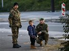 Slovintí policisté hovoí s malým uprchlíkem u hranic s Rakouskem (25. íjna...