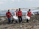 Pracovníci libyjského erveného plmsíce s tly migrant, kteí se utopili...