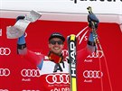 Ted Ligety slaví vítzství v obím slalomu v Söldenu.