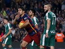 Luis Suárez z Barcelony oslavuje svj gól, nespokojený je obránce Eibaru David...