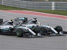 Lewis Hamilton (vpravo) a Nico Rosberg spolen najídjí do zatáky.