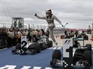 RADOST MISTRA SVTA. Lewis Hamilton v beztíném stavu - práv vyhrál Velkou...
