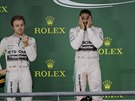 RADOST A ZKLAMÁNÍ. Lewis Hamilton (vpravo) je mistrem svta, jeho kolega Nico...
