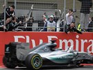 Rozjásaní lenové týmu Mercedes zdraví mistra svta Lewise Hamiltona.