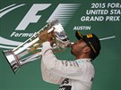 Lewis Hamilton pije ampaské z trofeje, po které celou sezonu bail. Po Velké...